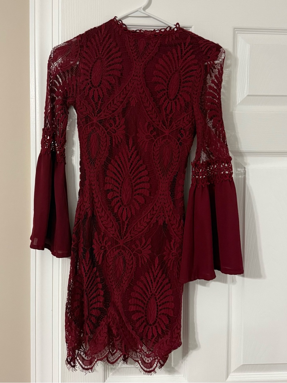 Women's Burgundy Lace Bell-Sleeve Cocktail Dress